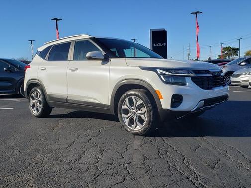 Snow White Pearl 2024 Kia Seltos S IVT AWD