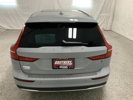 2025 Volvo V60 Cross Country Plus, B5 AWD Gas (mild hybrid)