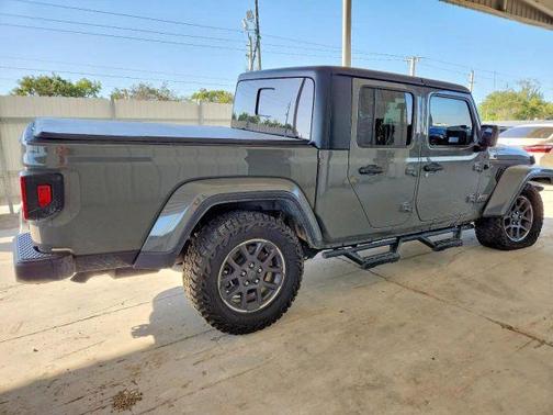 Gray 2022 Jeep Gladiator Overland
