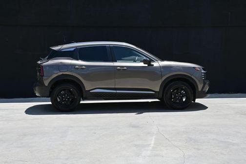 Canyon Bronze M 2026 Nissan Kicks SV