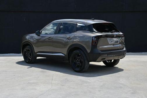 Canyon Bronze M 2026 Nissan Kicks SV