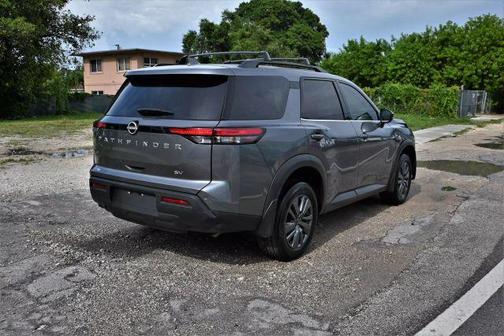 2024 Nissan Pathfinder SV