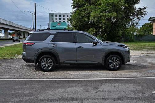 2024 Nissan Pathfinder SV
