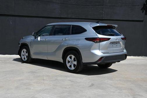 Silver 2024 Toyota Highlander LE