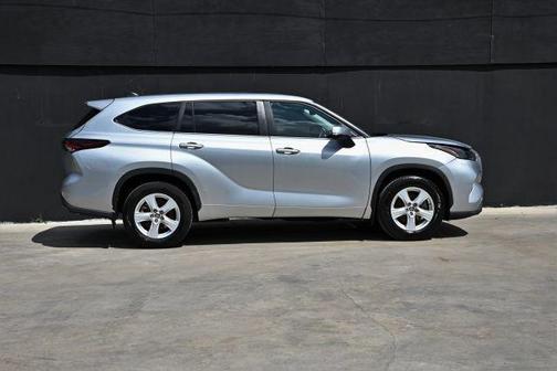 Silver 2024 Toyota Highlander LE