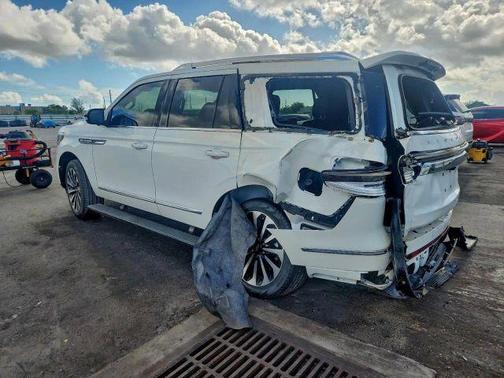 White 2023 Lincoln Navigator Reserve