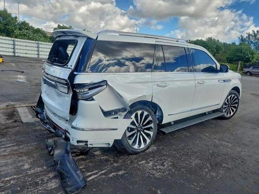 White 2023 Lincoln Navigator Reserve