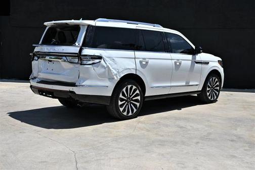 White 2023 Lincoln Navigator Reserve