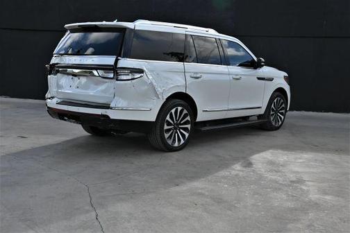 White 2023 Lincoln Navigator Reserve