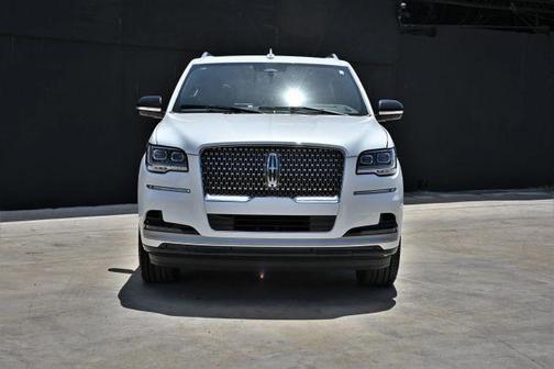 White 2023 Lincoln Navigator Reserve