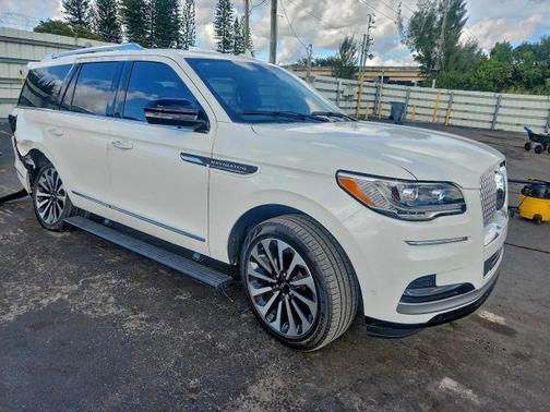 White 2023 Lincoln Navigator Reserve