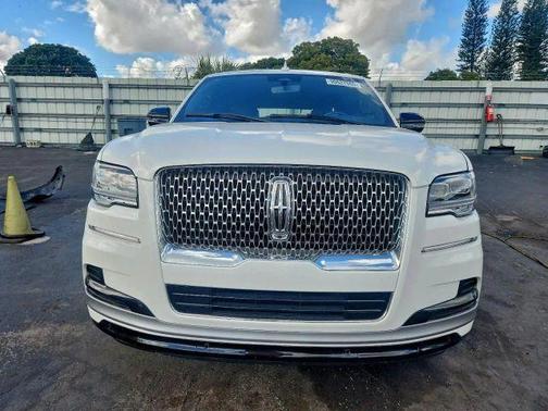 White 2023 Lincoln Navigator Reserve