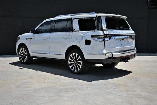 White 2023 Lincoln Navigator Reserve