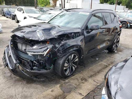 2025 Volvo XC40 B5 Plus Dark Theme