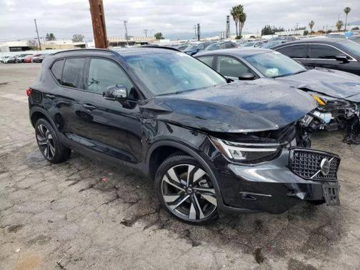 2025 Volvo XC40 B5 Plus Dark Theme