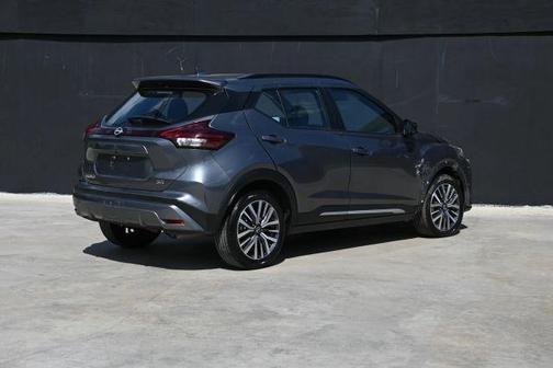Gun Metallic 2024 Nissan Kicks SR