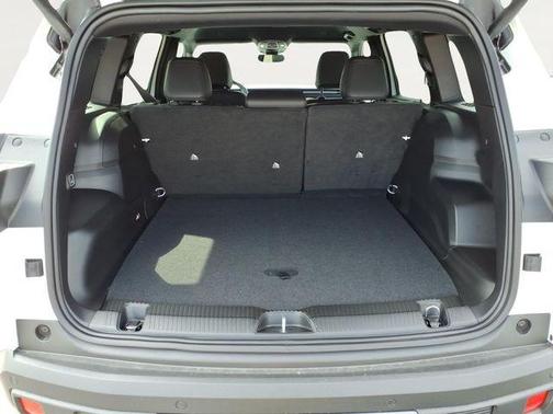 Bright White Clearcoat 2026 Jeep Cherokee LAREDO/LIMITED