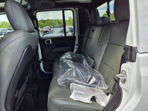 Bright White Clearcoat 2026 Jeep Gladiator Mojave