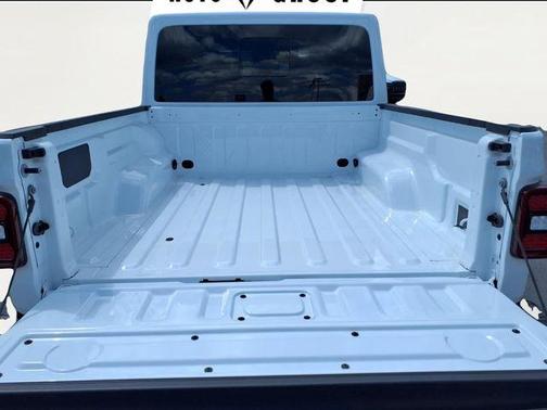 Bright White Clearcoat 2026 Jeep Gladiator Mojave