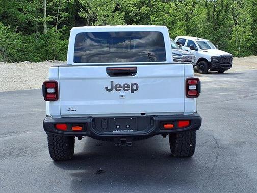 Bright White Clearcoat 2026 Jeep Gladiator Mojave
