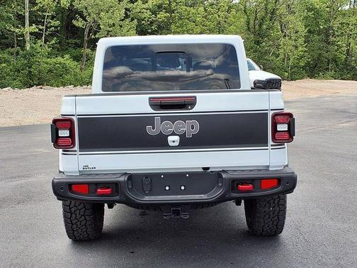 Bright White Clearcoat 2026 Jeep Gladiator Rubicon