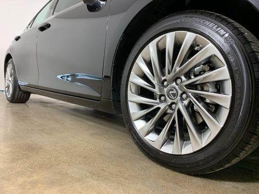 2023 Lexus ES 300h Ultra Luxury