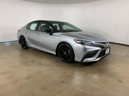 Celestial Silver Metallic/Midnight Black Metallic 2022 Toyota Camry XSE