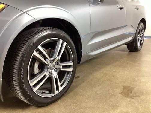 Gray Metallic 2018 Volvo XC60 T5 Momentum