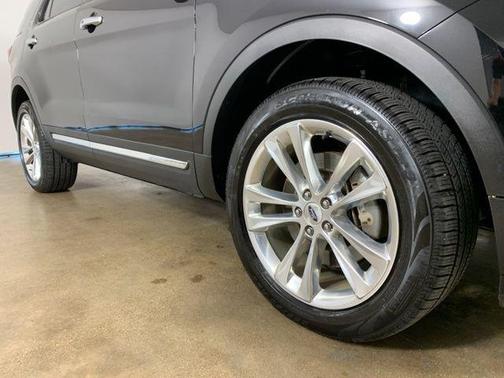 AGATE BLACK METALLIC 2019 Ford Explorer Limited