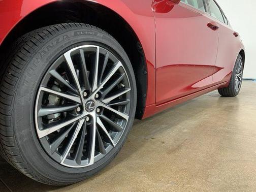 2025 Lexus ES 300h Base