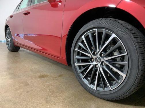 2025 Lexus ES 300h Base