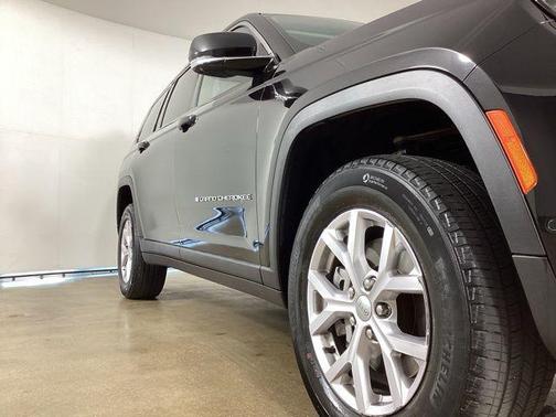 Diamond Black Crystal Pearlcoat 2022 Jeep Grand Cherokee L Limited