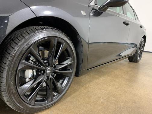 2025 Lexus ES 300h F SPORT Design