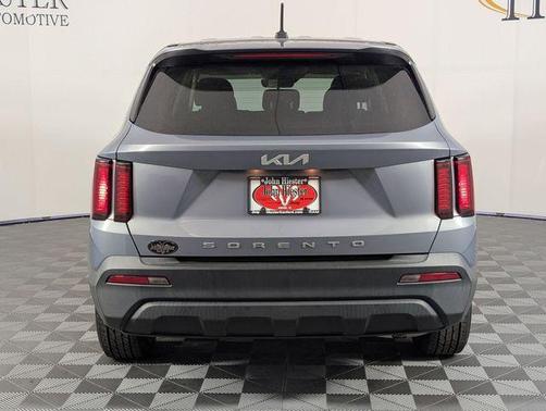 Everlasting Silver 2022 Kia Sorento LX