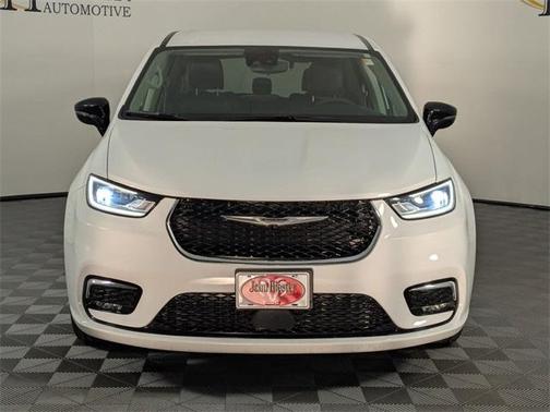 2024 Chrysler Pacifica Touring-L