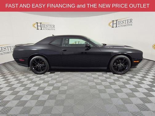 Pitch Black Clearcoat 2017 Dodge Challenger SXT