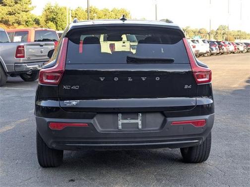 2023 Volvo XC40 B4 Ultimate Dark Theme