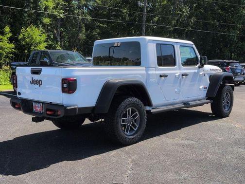 Bright White Clearcoat 2026 Jeep Gladiator Mojave