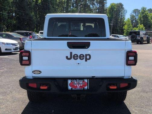 Bright White Clearcoat 2026 Jeep Gladiator Mojave
