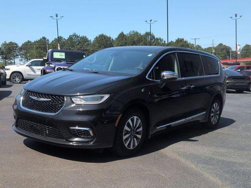 Brilliant Black Crystal Pearlcoat 2023 Chrysler Pacifica Hybrid Limited