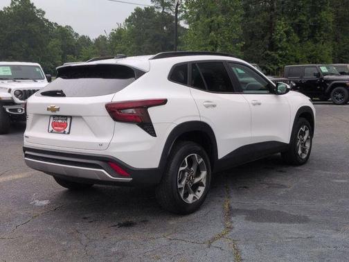 Summit White 2025 Chevrolet Trax LT