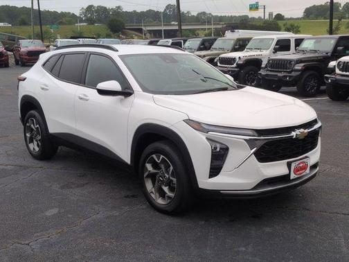 Summit White 2025 Chevrolet Trax LT