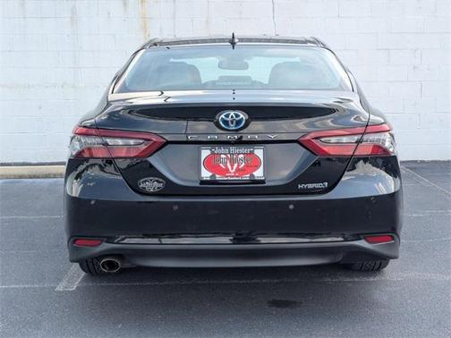 2022 Toyota Camry Hybrid XLE