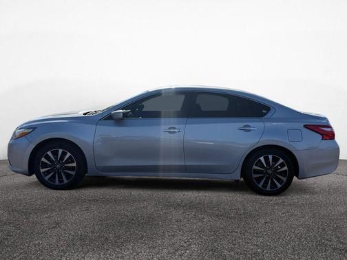 Brilliant Silver Metallic 2017 Nissan Altima 2.5 SV