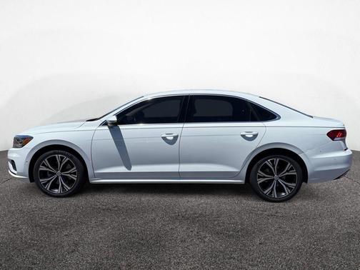 Pure White 2020 Volkswagen Passat 2.0T SE