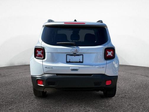 Glacier Metallic 2018 Jeep Renegade Latitude