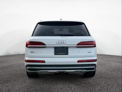 White 2021 Audi Q7 45 Premium