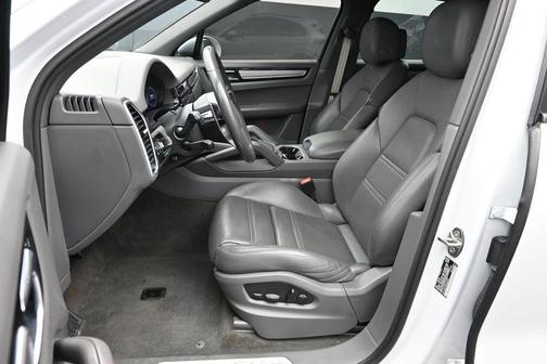 Carrara White Metallic 2023 Porsche Cayenne Platinum Edition