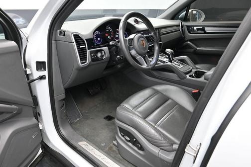 Carrara White Metallic 2023 Porsche Cayenne Platinum Edition