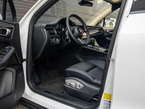 2025 Porsche Macan Base